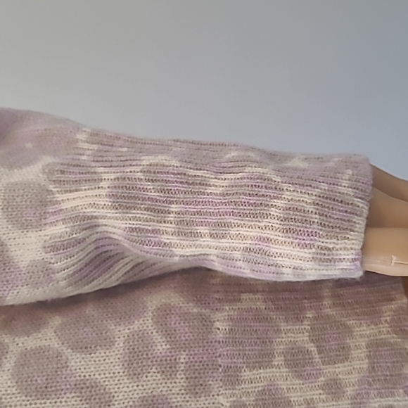 V-Neck Cashmere sweater - Picture 5 of 10